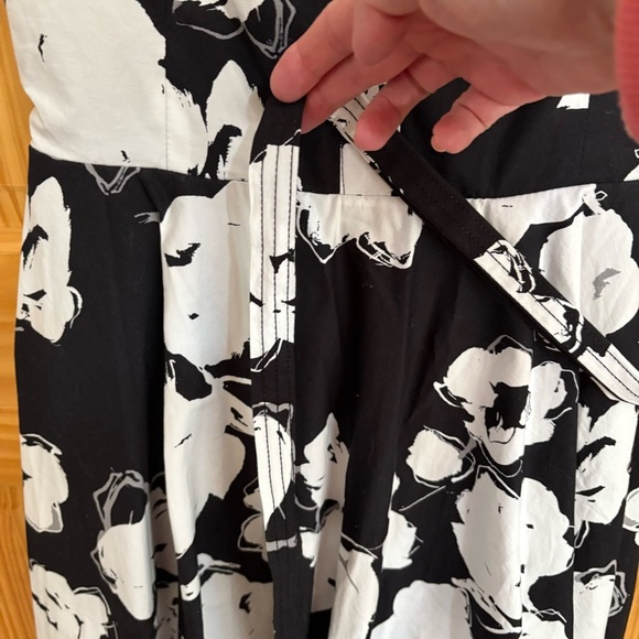 WHITE HOUSE BLACK MARKET Black and White Floral Fit and Flare Dress - Picture 6 of 9